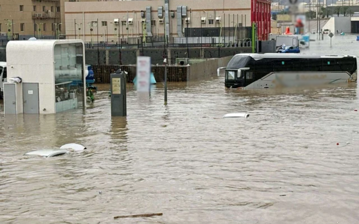 الأحوال الجوية بالسعودية.. أمطار غزيرة وسيول تجتاح مكة والمدينة المنورة