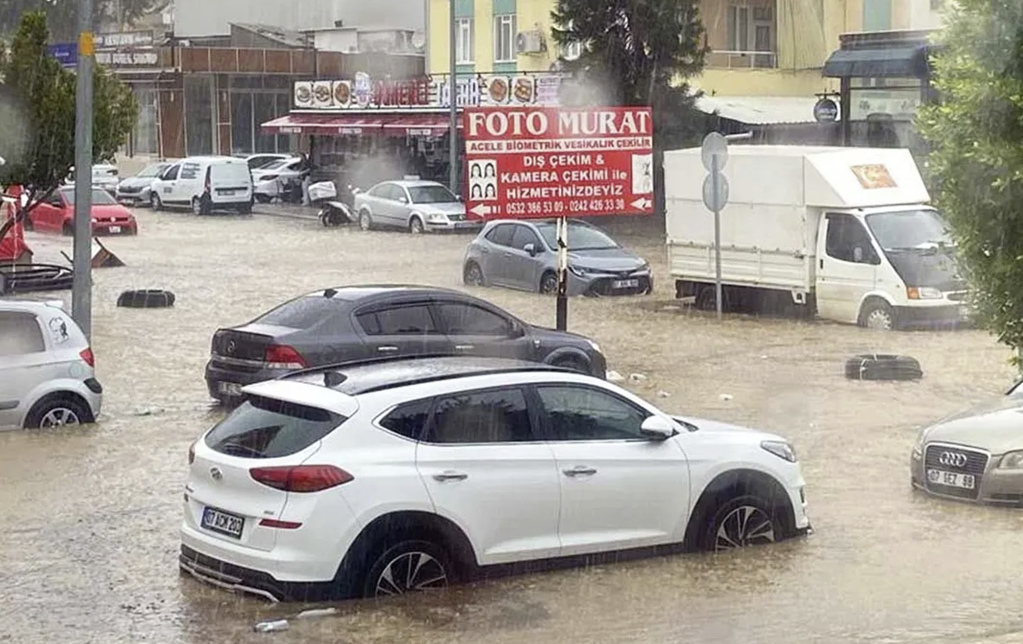 وسط  خسائر مادية.. فيضانات قوية تضرب أنطاليا وعدة مدن تركية بعد أمطار غزيرة