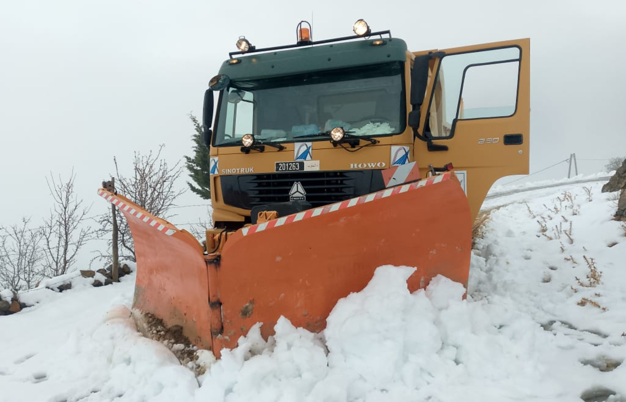 مواصلة تنزيل تدابير استباقية لإزاحة الثلوج والتخفيف من آثار التقلبات الجوية بإقليم الحوز