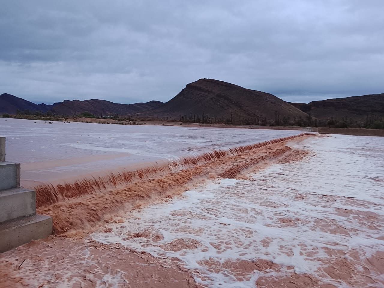 امتلاء عتبات للتطعيم الاصطناعي للفرشات المائية بإقليم الرشيدية بعد مرور حمولة مهمة للوادي