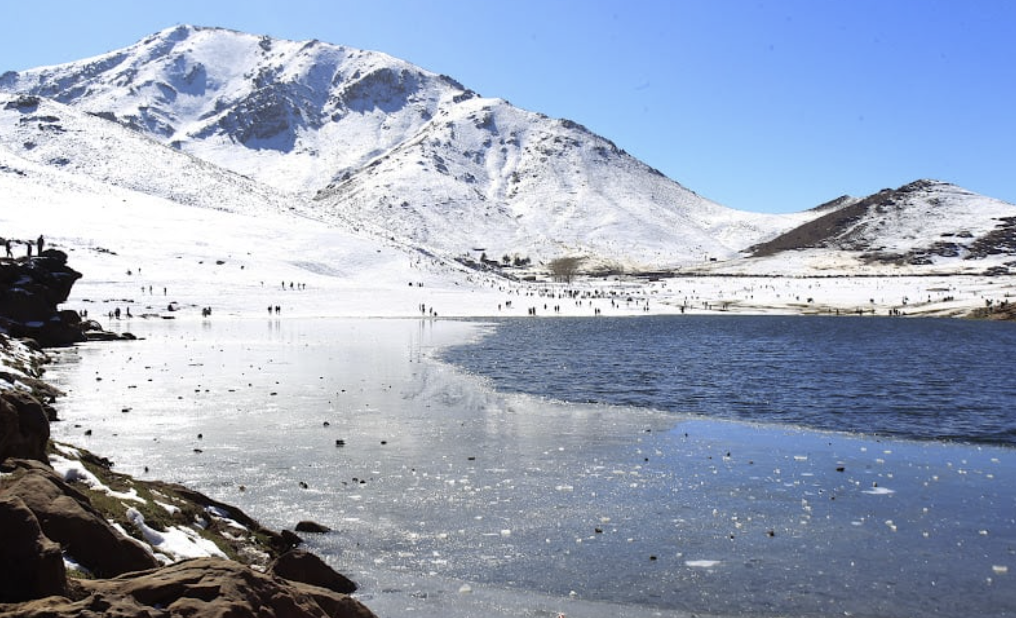 وسط تعبئة شاملة لإزاحة الثلوج وفك العزلة.. تساقطات ثلجية مهمة تغطي مساحات واسعة بالمغرب