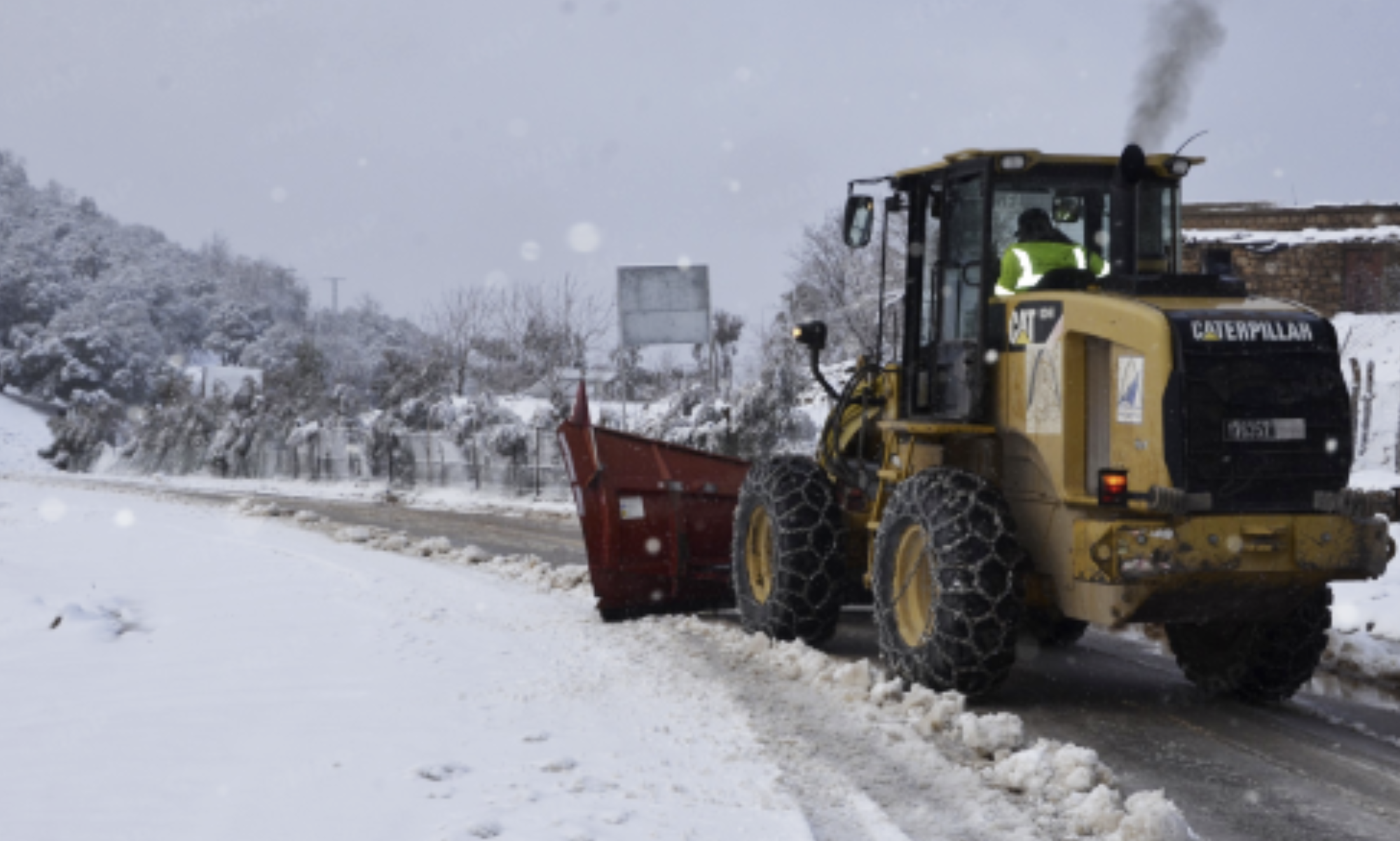 تدخلات ميدانية متواصلة لإعادة فتح الطرق المتضررة من التساقطات الثلجية بإقليم بني ملال