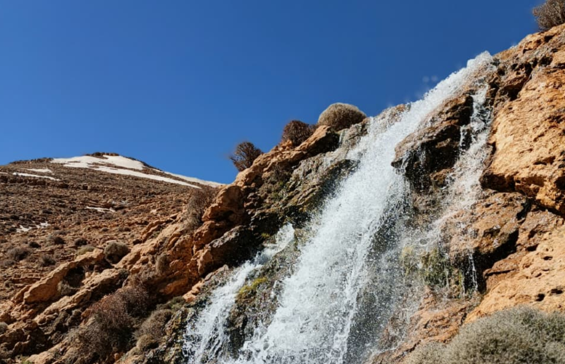 آيت حسان بالأطلس المتوسط الشرقي.. مشهد طبيعي يجمع بين الشلالات والثلوج
