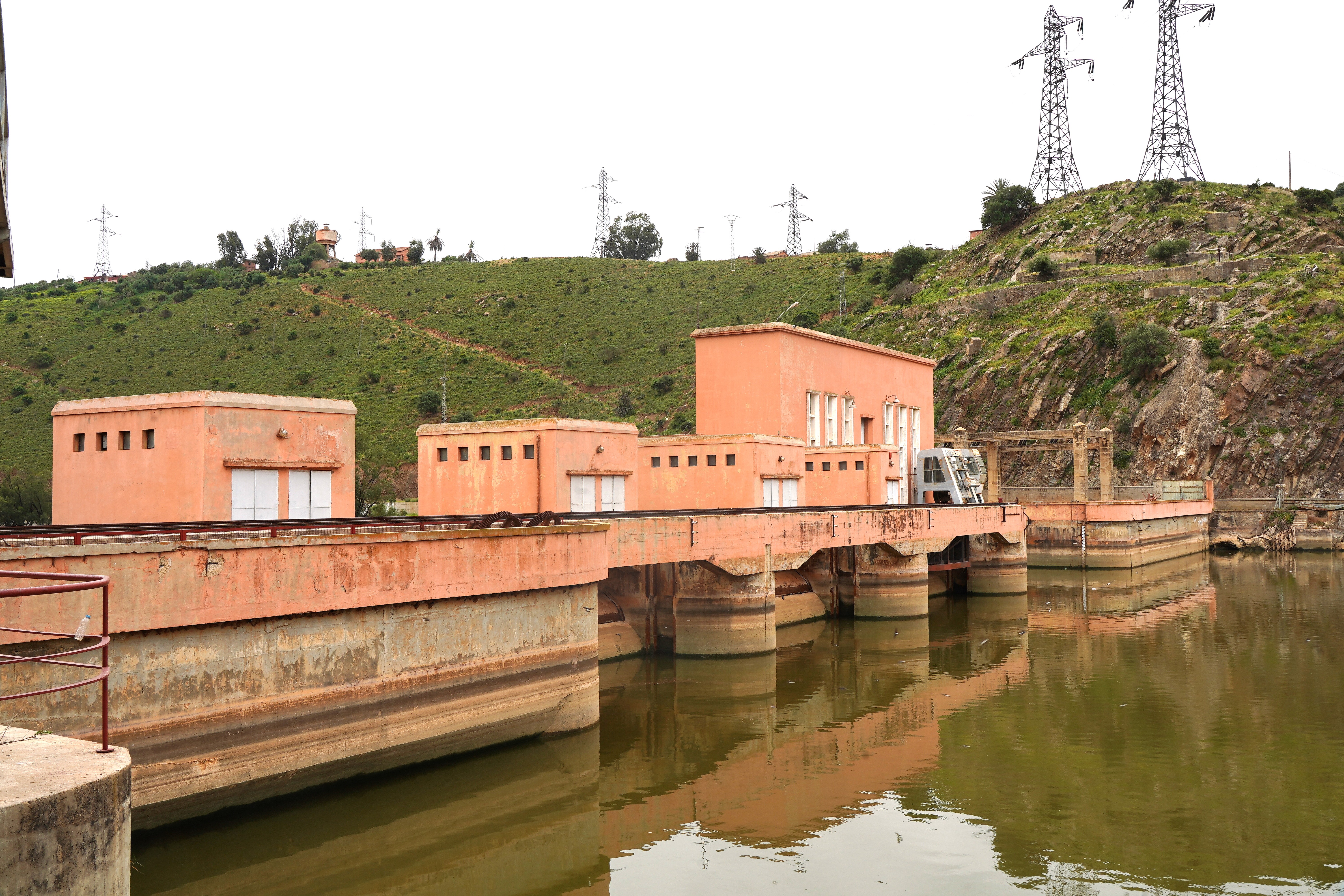 أمطار الموسم تنعش حقينة سد الدورات بإقليم سطات وترفع إنتاج الطاقة الكهرومائية