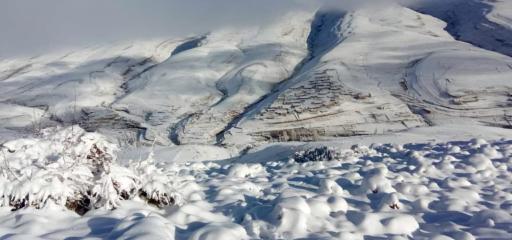 في الأطلس المتوسط الشرقي.. ثلوج كثيفة تكسو مرتفعات دوار لمسارح في إقليم بولمان  