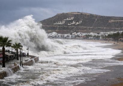 بحر هائج وأمواج عاتية مرتقبة بعدد من السواحل الأطلسية ابتداءً من يوم غد الأربعاء 