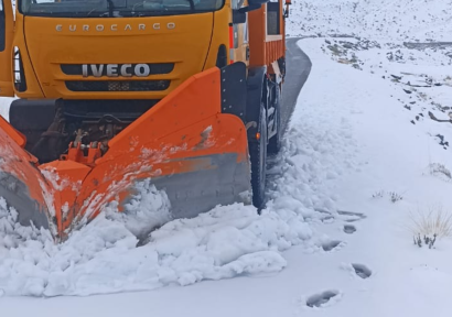 جهود متواصلة لضمان إعادة فتح الطرق المغطاة بالثلوج في إقليم ميدلت 