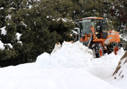 تعبئة متواصلة لإزاحة الثلوج وفتح المسالك الطرقية بإقليم خنيفرة 