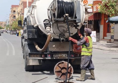 مواصلة تنظيف وتطهير شبكة التطهير السائل بعدة أحياء ومدن في الجهة الشرقية للحفاظ على جاهزيتها