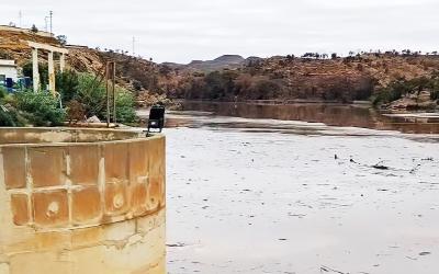 تصريف مياه سد "مشرع حمادي" بجهة الشرق عبر أنابيب أسفل الحوض