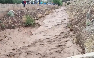 ظهور سيول جارفة بالمنطقة.. تساقطات مطرية رعدية غزيرة بإقليم أزيلال وعدة أقاليم مجاورة