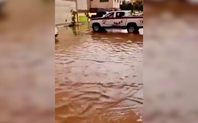 بعد زخات رعدية قوية.. سيول جارفة وفيضانات في مدينة الكفرة الليبية 