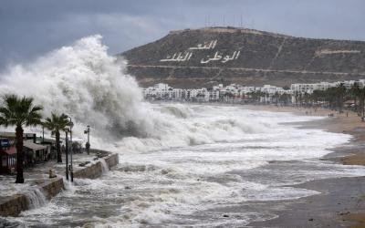 بحر هائج وأمواج عاتية مرتقبة بعدد من السواحل الأطلسية ابتداءً من يوم غد الأربعاء 