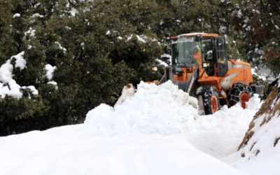 تعبئة متواصلة لإزاحة الثلوج وفتح المسالك الطرقية بإقليم خنيفرة 