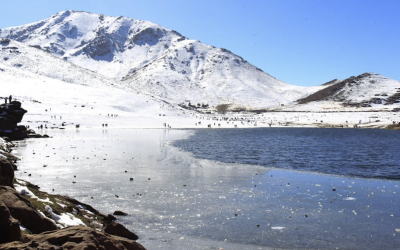 وسط تعبئة شاملة لإزاحة الثلوج وفك العزلة.. تساقطات ثلجية مهمة تغطي مساحات واسعة بالمغرب